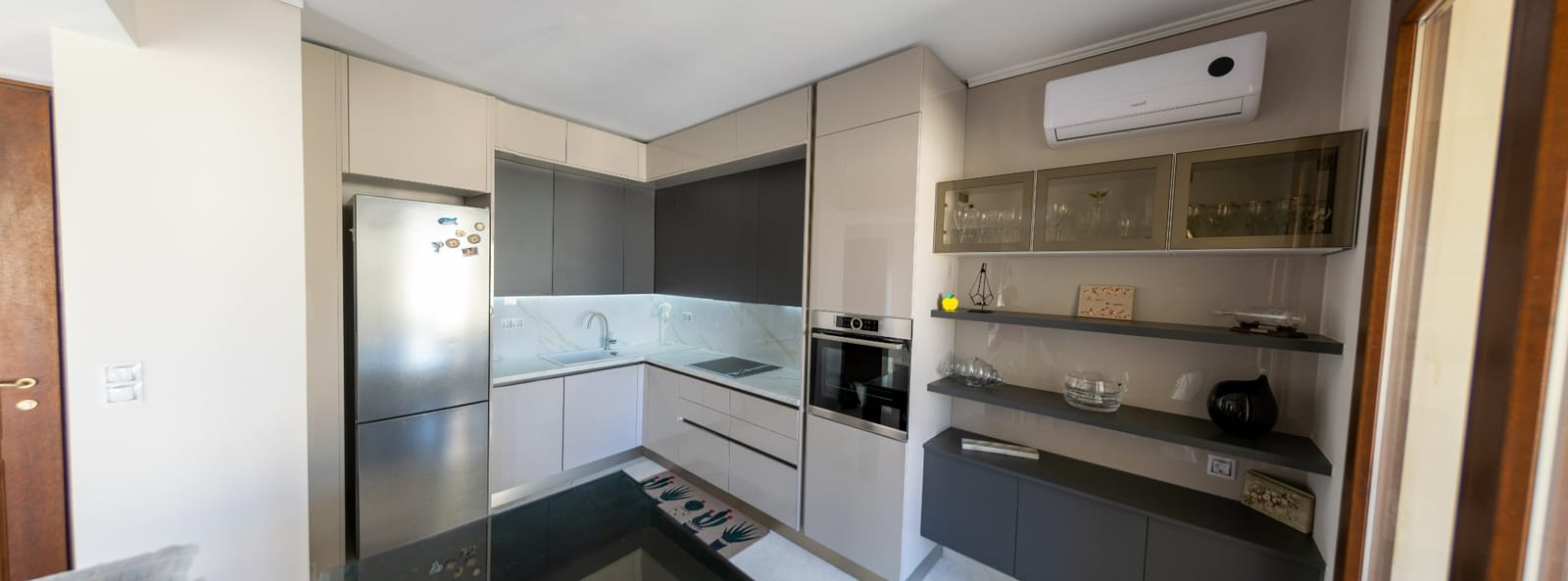 A minimal kitchen in cashmere, Kitchen Furniture